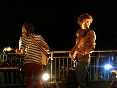 Mel und Bassist Winnie Steinitz auf dem Balkon des Wien Museums am ersten Tag des Popfests.